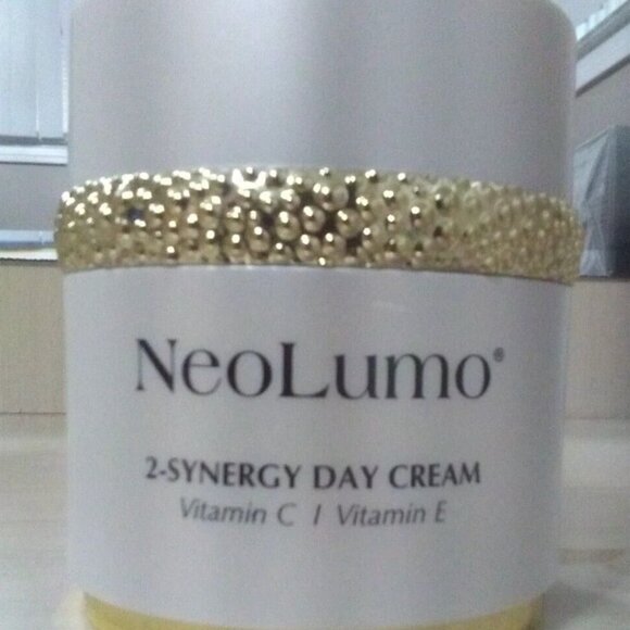 NEOLUMO 2-SYNERGY DAY CREAM-VITAMIN C+VIATMIN E-1.7 fl oz/50 ml-BRAND NEW-SEALED - Picture 3 of 3